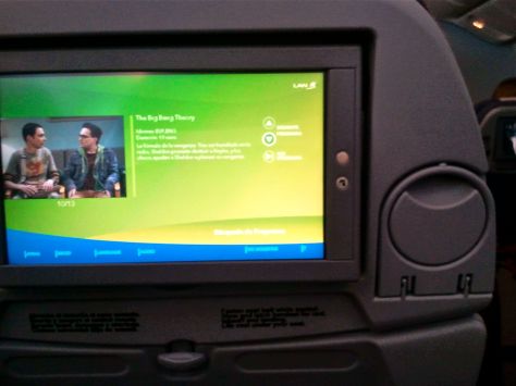Big Bang Theory en la pantalla indiviudal del avión de LAN airlines Madrid-Lima